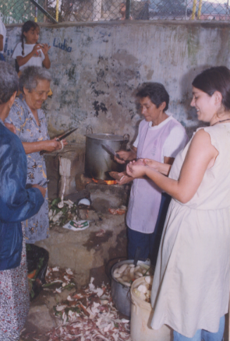 Un grupo de personas preparando comida en la mano

Descripción generada automáticamente con confianza baja