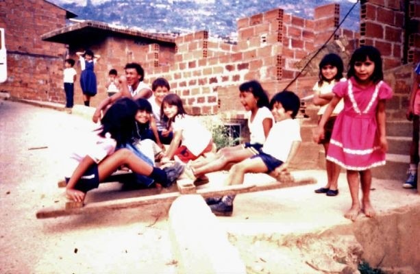 Cualquier lugar es propio para montar en mataculin, barrio Popular, Medellin
CEHAP
PEVAL 1985
Palabras clave: ESPACIOS COLECTIVOS