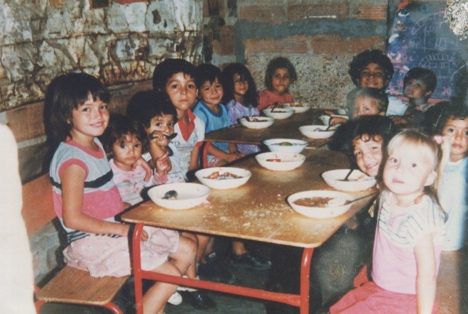 Un grupo de niños comiendo en una mesa

Descripción generada automáticamente