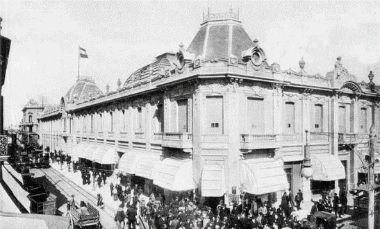 Foto en blanco y negro de un grupo de personas en una plaza

Descripción generada automáticamente