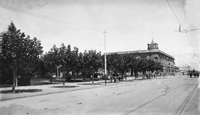 Foto en blanco y negro de una calle

Descripción generada automáticamente